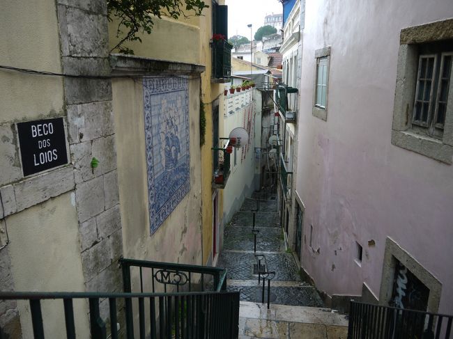 ここからトラムで戻ろうと思っていたけど待っても待ってもちっとも来ないのであきらめて歩いていくことに。<br />地図を見ると階段を下りていくと早いみたい。<br />これもこれで雰囲気があっていいかも。<br />