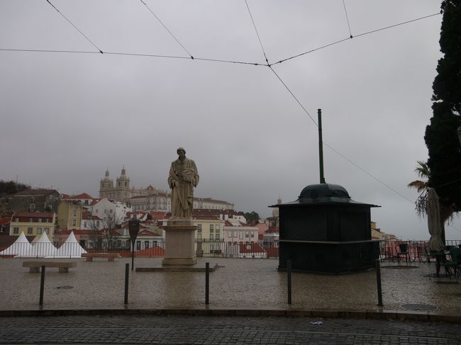 10分ほどでアルファマ地区を見渡せるサンタ・ルジア展望台に到着。<br />ちょうどこの時雨はやんでいた。<br />