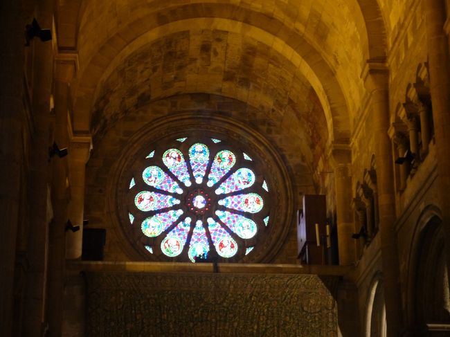 アルファマの入口に聳え立つ。<br />1147年から建設が始まったリスボンで一番古い教会で正面の薔薇窓が有名。<br />かつては砦の役目もしており、その堅固な造りで大地震も耐えたんだとか。<br />