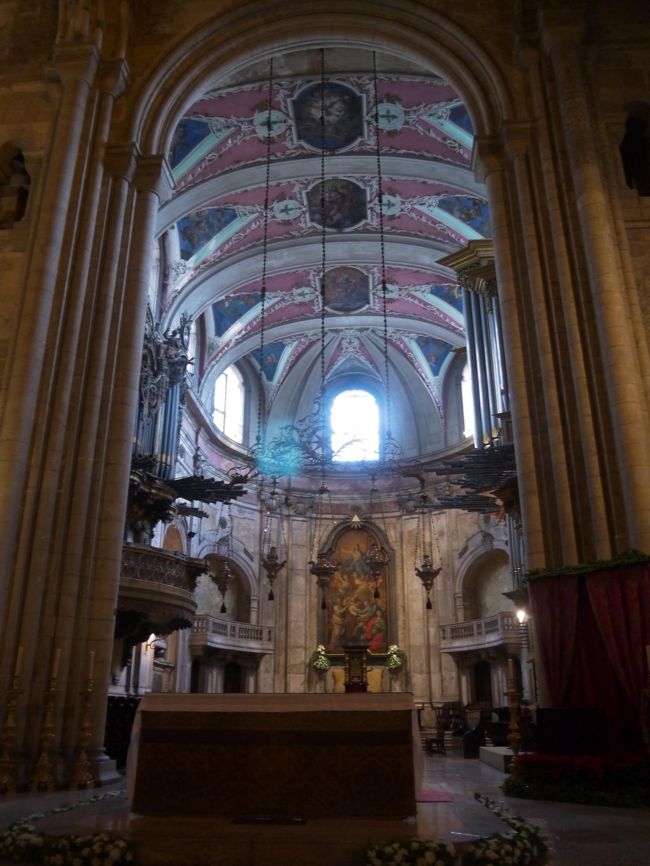 リスボンの教会と言えばここ！というだけあって中は立派。<br />