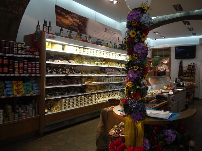 お店の写真を撮ってもいいかと聞くと入口近くのショーウィンドーは今新年に向けた飾りつけ中なのでそこ以外ならいいよとのこと。<br />わりとこじんまりとしたお店。<br />