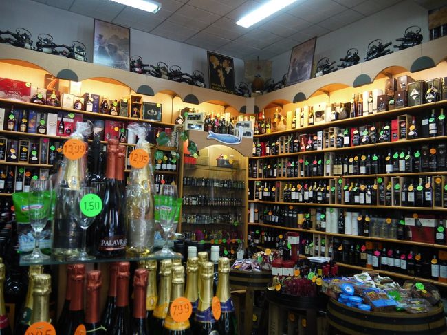 しかし私の目的はお土産用の赤ワイン。<br />あり過ぎてわからないので予算を伝えて選らんもらう。<br />