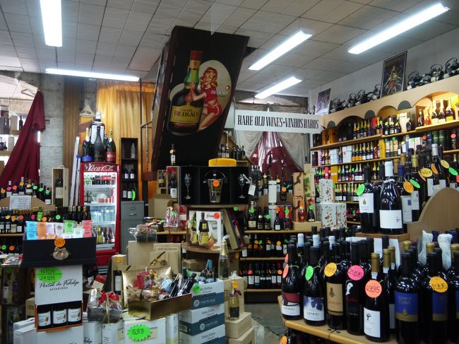 次に向かったのがワイン専門店ナポレオン。<br />入ってすぐにおじさんが寄ってきて「年越し用のスパークリングワインを買いに来たの？」と。<br />よく見ると入口近くの一番目立つところにスパークリングワインがずらり。<br />こちらの人は年越しの時スパークリングワインを開けるみたい。<br />