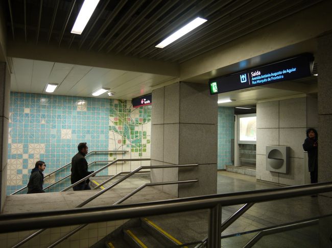 いろいろ買ったら腕がちぎれそうなほど荷物が重くなってきたのと雨が土砂降りになってきたので一度ホテルに戻ることに。<br />