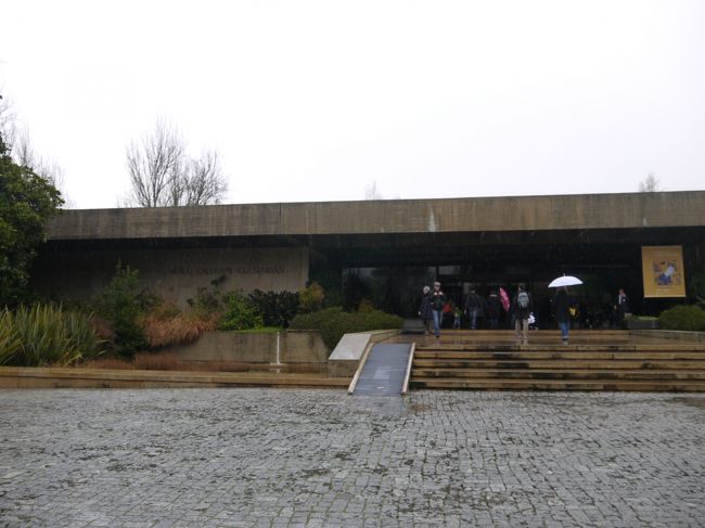 入口が見えてきたけど…結構人が多い？