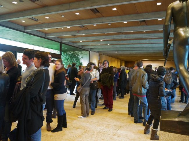 建物の中に入ってビックリ。<br />結構なんてもんじゃない！<br />チケット売り場は長蛇の列。<br />みんな雨降ってるから美術館でも行くか〜みたいな気分なのかな？<br />考えることはみんな一緒てことだね。<br /><br />列の進み具合を見ているとこれは間違いなくチケットを買うだけで1時間以上並ぶのは確実(-_-;)<br />そんなに待ってられないし、この状態じゃ中に入ってもゆっくり鑑賞することは出来なさそう。