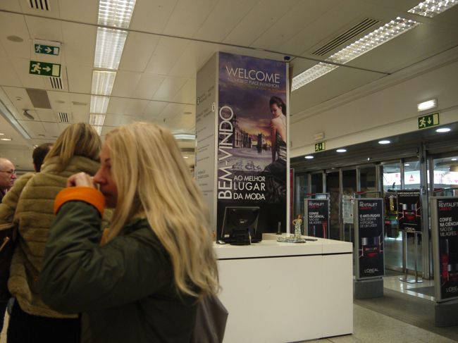 まず向かったのは1階のインフォメーション。<br />ここでパスポートを見せれば10％OFFで買い物ができるツーリストカードを作ってもらえる。<br />ちょっと並んだけど手続きはあっという間。<br />昨日なくした折り畳み傘をどこかで買わなければ…と思っていたのでここで購入。<br />しかしポルトガル物価が安いと聞いてたけど円安のせいかちっとも安く感じなかった。<br />折り畳み傘結構いい値段した…。<br />