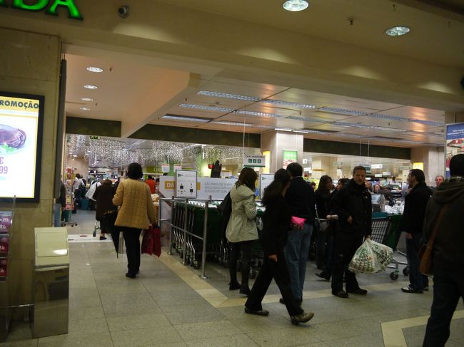 続いて地下のスーパーへ。<br /><br />スーパーは年末の買い物をする為の人でごった返していた。<br />新年用と思われるお菓子や食品がてんこ盛り。<br />特に鮮魚売り場は大行列。<br />みんなでっかいカートにいっぱいのお買い物をしてた。<br />