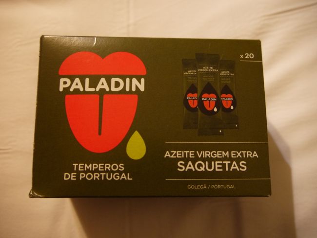 そんな中私が買ったのはまずこのオリーブオイル。<br />小分けになってて20本入り。<br />これ結構いい！<br />おいしかったし配ると喜ばれた。<br /><br />オリーブオイルならドレッシングとしても使えるし、パンにつけてもおいしい！