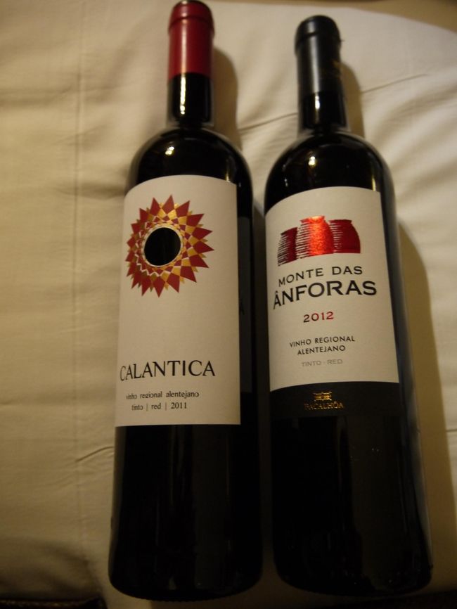 ポルトガルは思わずのけぞるほどワインが安い！<br />もちろん高いものもあるけど大多数はお手頃価格。<br />これは買わないわけにはいかないでしょう。<br /><br />なんか気付いたら重いものばっかり買っていたので袋に入れて持ってみるとまたもや腕がちぎれそう状態に。<br />ってことで再びホテルへ。<br /><br />続きの旅行記は↓<br />http://4travel.jp/travelogue/10868699<br /><br />