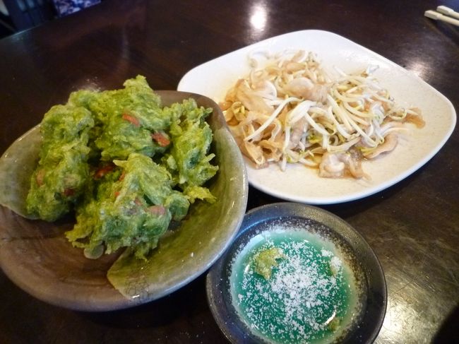 おばあお勧めのアーサーのてんぷらともやしミミガー。<br /><br />どのメニューもボリュームがある。