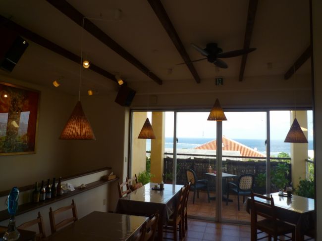 中に入ると正面に海が見える。