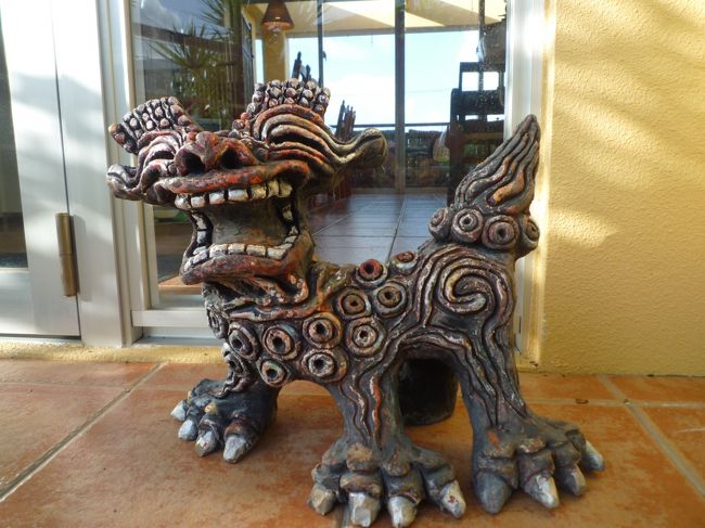 玄関前ではユニークなシーサーがお出迎え。