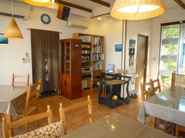 壁にはオーナーが撮った写真が飾られ本やCD、PCも置いてあり気配りが感じられる。<br /><br />小さなペンションだが海側にガラス戸とテラスがあり、見晴らしがいいので開放感がある。