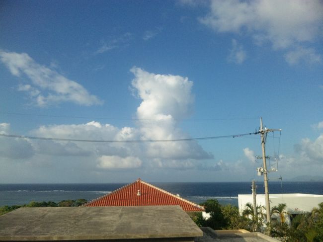 テラスからの眺め。<br /><br />雲が流れるのを見ながらぼ〜っとしたり本を読んだり。<br /><br />他のゲストもいなかったのでここで暗くなるまで時間を過ごした。