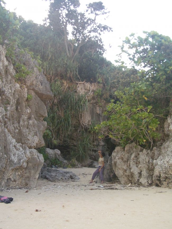 海岸に下りてみると自然の造形で探検映画のセットみたいに岩場がいりくんでいた。