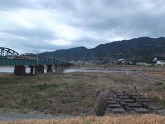 布大観音が、直線距離で約1Km離れたJR東海道本線近くからも見えました。