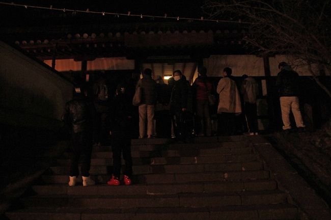 深夜１時でこの人。３０以上はいる。