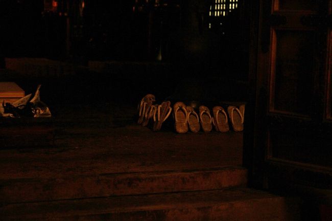 草鞋を脱いで木の沓に。動画のカタカタ音は木沓