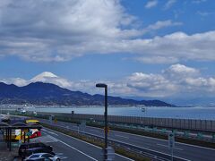 由井PA。
マレーシアからのツアーご一行が写真撮っていた。
富士山見えて日本に来た甲斐があったに違いない。