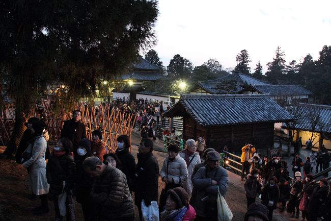私たちは、早めに二月堂の下へ移動し、場所取り。<br />そこは、段になっていて、上から３段目位までは火の粉を被る可能性があるとの事でしたので４段目に場所取り。<br />厄払いを望む方は、是非火の粉を。