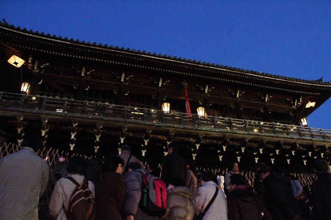 １９：００に大鐘が鳴ると、１番目のお松明が始まります。<br /><br />１２・１４日以外は、１９：００から１０本のお松明が。<br />１２日は、１９：３０から１１本のお松明が。<br />１４日は、１８：３０から１０本のお松明が。