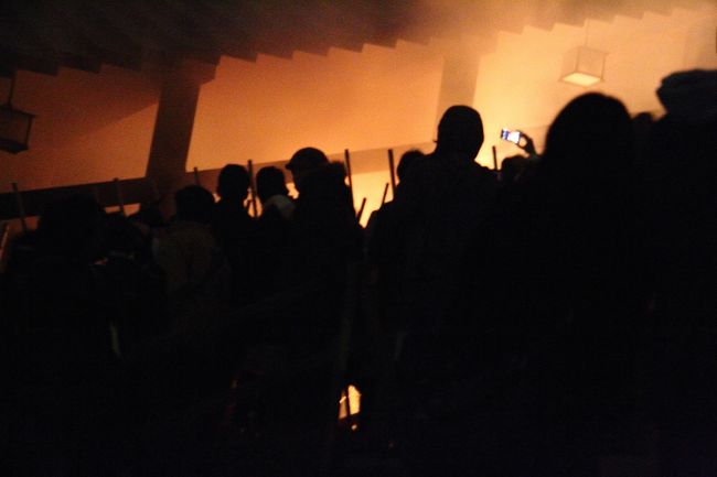 お松明が、二月堂へ駆け上がります。