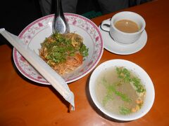 1/18
バスを予約した時の到着時間は午前5時でしたが、
午前3時にバスから降ろされました。
道路が舗装されて早く着くようになったのかもしれませんが、
寝ているところをいきなり暗い街に降ろされてしまい途方に暮れました。
24時間営業のミンチャンカフェがあったので、
そこでホテルが空くのを待ちます。
モヒンガとコーヒーを午前3時半に食べました。