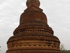 サパダ・パヤー。
タンテ ホテル南のロータリーの中央に建っています。
10年前に泊まったゲストハウスがあるので見に来ました。