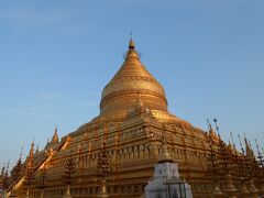 チエックイン後、疲れたので昼寝をしてから、
夕方に歩いてシュエズィーゴン・パゴダーへ行きます。
眩いばかりに輝いています。
＞シュエは「金」、ジゴンは「勝利」、「栄光」、
あるいは「祝福された土地」という意味のミャンマー語。
その名前どおり、金色に輝き、遠くからも目立ちます。
