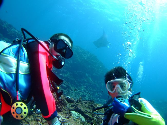 マンタと３ショット。<br /><br />川平のマンタポイントは超有名なのでシュノーケルのグループもたくさん浮かんでいた。<br />スキルアップが目的だったけどちゃんとマンタに会えてヨカッタ。<br /><br />久しぶりのダイビングで緊張や船酔いもしながら、何とか潜行、中性浮力、安全停止（したっけ？）浮上とひととおりやってみて、これで今回の旅の使命は果たしたのだ。<br /><br />（と思う）