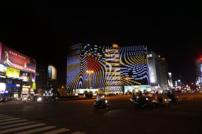 漢神百貨店<br /><br />イルミネーションが綺麗<br /><br />ここには誠品書店が7Fに入っています