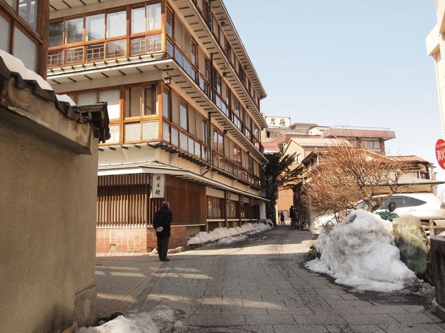 荷物をあずけて宿を出発。徒歩数分で石段街に到着。旅館がおおいです。石段街はまたあとにして、さらに上をめざします。