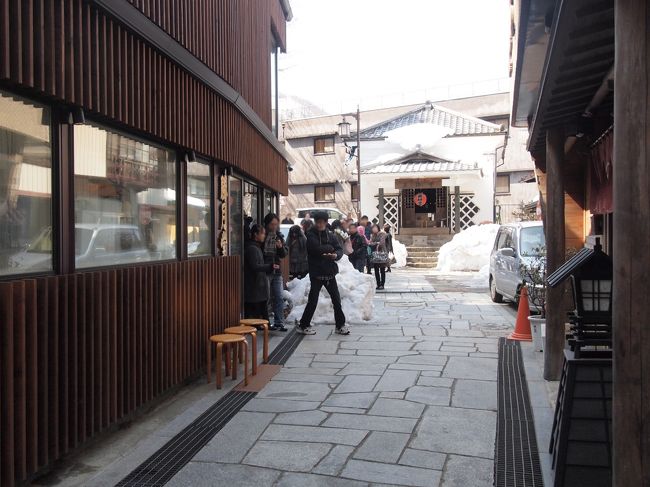 さっきの温泉まじゅう屋さんまで下りてきました。もう並んでいます。なぜこんなに並ぶのかというと、その場で注文をうけて、箱詰めしてくれるからです。手間暇かかってます。１個ずつその場で食べる用も売ってました。<br />お土産決定です。日持ちはしないです（２日）が、なかなかおいしかったので、お土産にしました。一日で無くなりました。