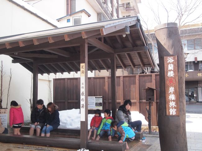 石段街の途中に足湯を発見