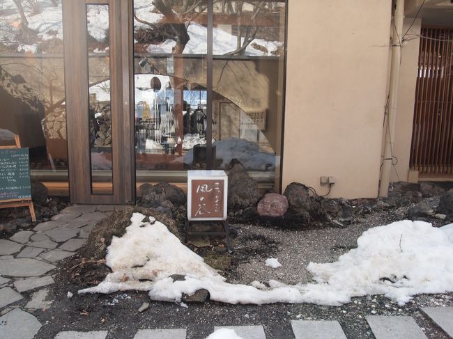 帰りのバスまでまだまだ時間があるので、周囲をうろうろ。薬師寺の先に雰囲気のよいカフェを発見