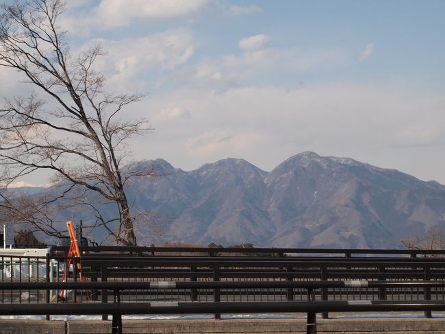 さて、そろそろ荷物をピックアップしてバス停に向かいます。山々が美しいです。