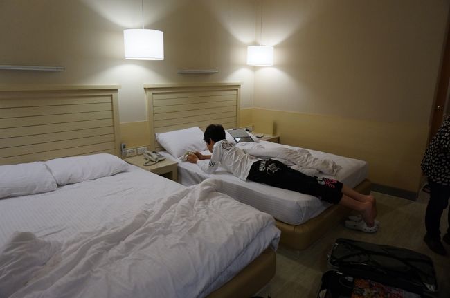 湯船がないのは残念ですが<br />お部屋もきれいです<br /><br />そしてアニマックスや日本TVも見れます<br /><br />朝食付きで一泊8000円代<br />コストパフォーマンス最高です。<br /><br /><br />明日に備えて寝ます<br /><br />お休みなさい