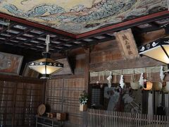 城上神社の中です。天井の龍の絵が立派です。ここのお堂の印のあるところに座り手を叩くとビーンと響くそうです。私もやってみましたがうまく鳴りませんでした。