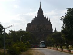 ティーローミィンロー寺院。
ここで一人15ドルを払います。これがバガン入域料で3日間有効です。
観光バスで大勢の人が来ています。