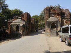 タラバー門。
9世紀に作られた遺構。ここからオールドバガンに入いります。

ミャンマー2014バガン②に続く。
https://4travel.jp/travelogue/10868089