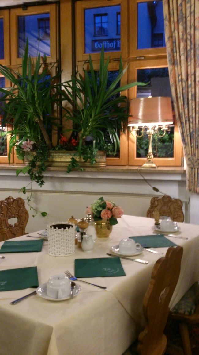 外はまだうす暗い朝食のレストラン。<br /><br />お客さんは全て日本人。<br />日本のレストランにいるような錯覚（笑）<br /><br /><br /><br />