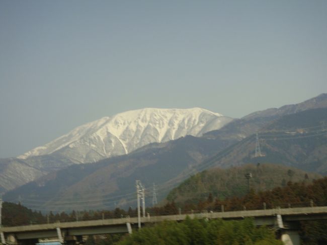 ミステリーツアーと言う事でしたが、蟹がメインの場合は越前カニですので、行くところは大体予想が付きます。<br /><br />予想通り関が原を通り、伊吹山に雪が残っているのが見えました。