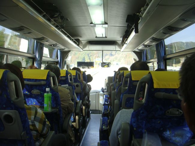 車内は殆どが、リタイヤ組ですね！（私も含めて）<br />満席です。