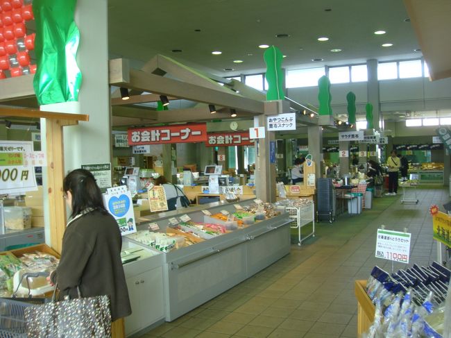 昆布を使用した製品が所狭しと並んでいます。<br />北海道の松前漬けまでおいてありました。