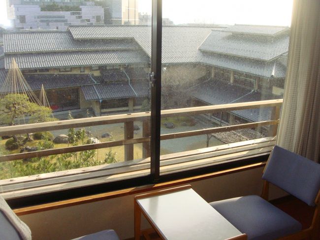 ゲッ！見にくいかもわかりませんが、窓ガラスが凄い汚れている！<br />せっかくの中庭が見にくい・・・・・