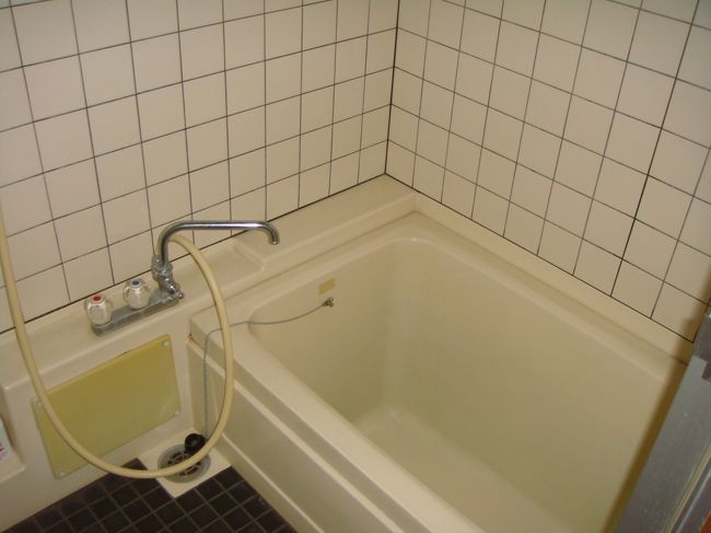 内風呂が！何！この狭さ！<br />ガッカリ！<br /><br />大浴場へ行ってみると温泉かけ流しではなく、ただの浴場！<br />温泉？　　　　<br />効能は？一応成分が書いてあり温泉らしいです・・・・でも冷泉かな？