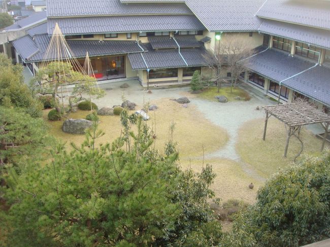 中庭が綺麗なのですが、窓の汚れがとても気になります。