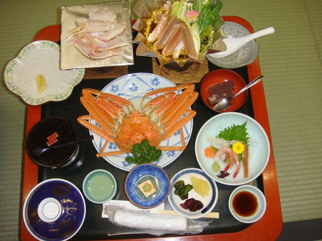 夕食は・・・・・いろいろ並んでいますが・・・・蟹の足が小さい！<br />思っていたのとは違う！
