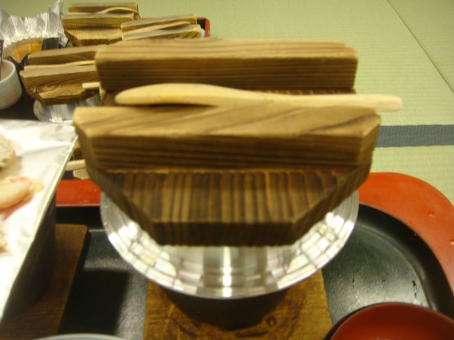 一応、蟹釜飯・・・・・しかし水が多すぎるのか、ベチャベチャなご飯でした。<br /><br />皆さん文句を言いたそうでした。